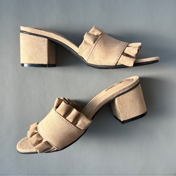 NWT - Avon Cushion Walk Beige Ruffle Sandals Size 6 Heeled Nude Tan Block - Picture 2 of 5